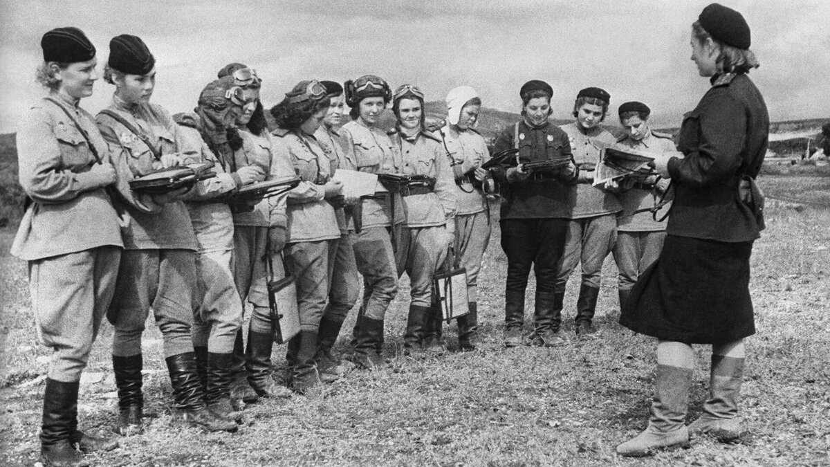 Летчицы 46-го гвардейского ночного бомбардировочного авиационного полка. Евгений Халдей/ТАСС