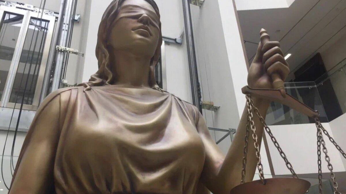     В Татарстане следователи завершили расследование уголовного дела в отношении 20-летнего жителя Чистополя. В марте он пробрался к пожилому соседу и пытался его ограбить, а после избавиться от 85-летнего мужчины. Об этом сообщила пресс-служба ведомства.