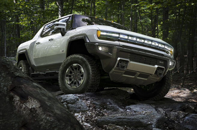 Такой Hummer не доводилось видеть никому из ныне живущих! Автомобиль трактует дизайнерскую концепцию на свой особенный лад, переняв некоторые стилистические нюансы канонических тезок. Впрочем, изыски художников — сущие мелочи на фоне полностью электрической силовой установки. Вояка HMMWV и его гражданские последователи никогда не отличались динамичностью и не стремились к сверхмощности, ибо перед ними не ставили задач, требовавших подобных качеств.

