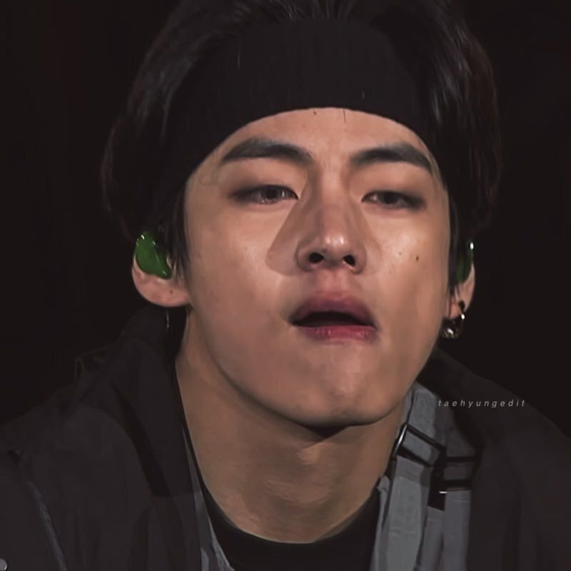 Ви (V) из BTS дует не существующую жвачку