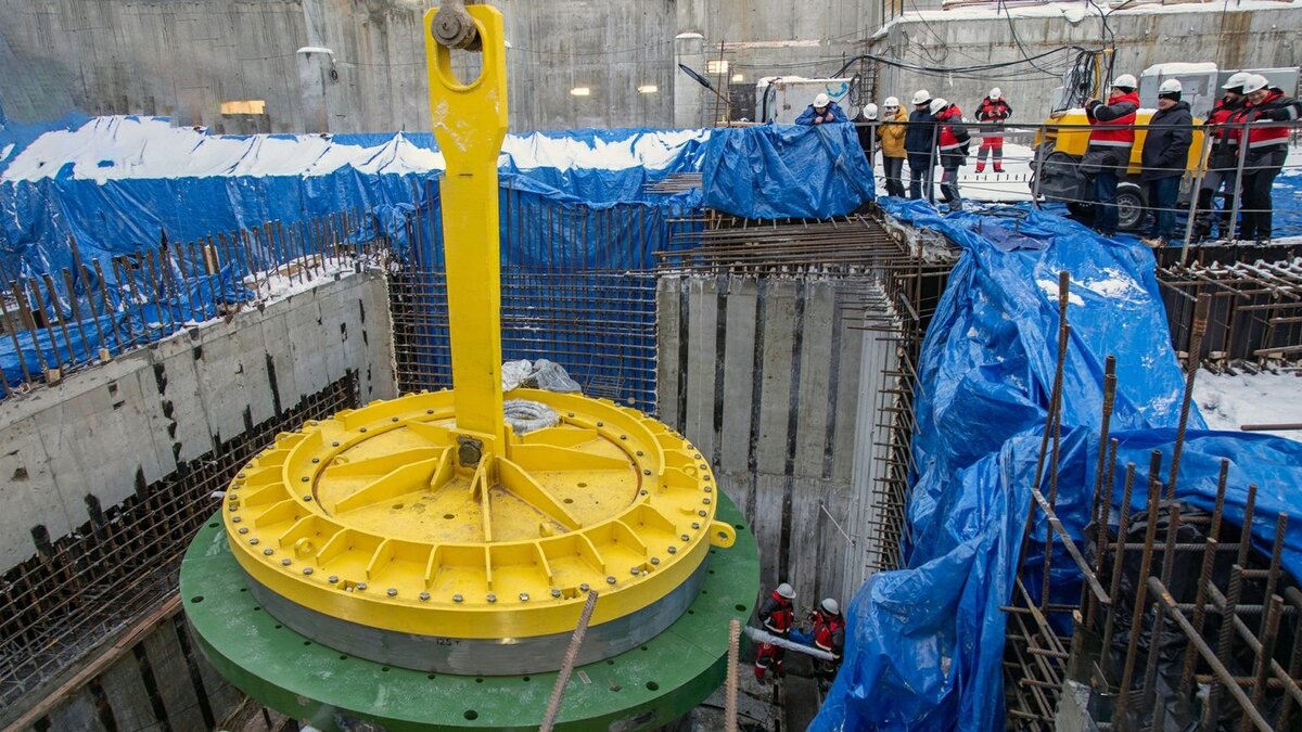 Возведение самого мощного в мире быстрого исследовательского реактора МБИР вышло на финишную прямую: в проектное положение установили корпус реакторной установки. Стройка идет с опережением графика, так что уже в 2027 году мир может получить уникальную экспериментальную базу для фундаментальных научных исследований и дальнейшего развития ядерной энергетики. Инновационный реактор МБИР откроет новые возможности для развития международного научного сотрудничества. Проект МБИР разработал НИКИЭТ. Генеральным подрядчиком строительства изначально стал «Уралэнергострой».