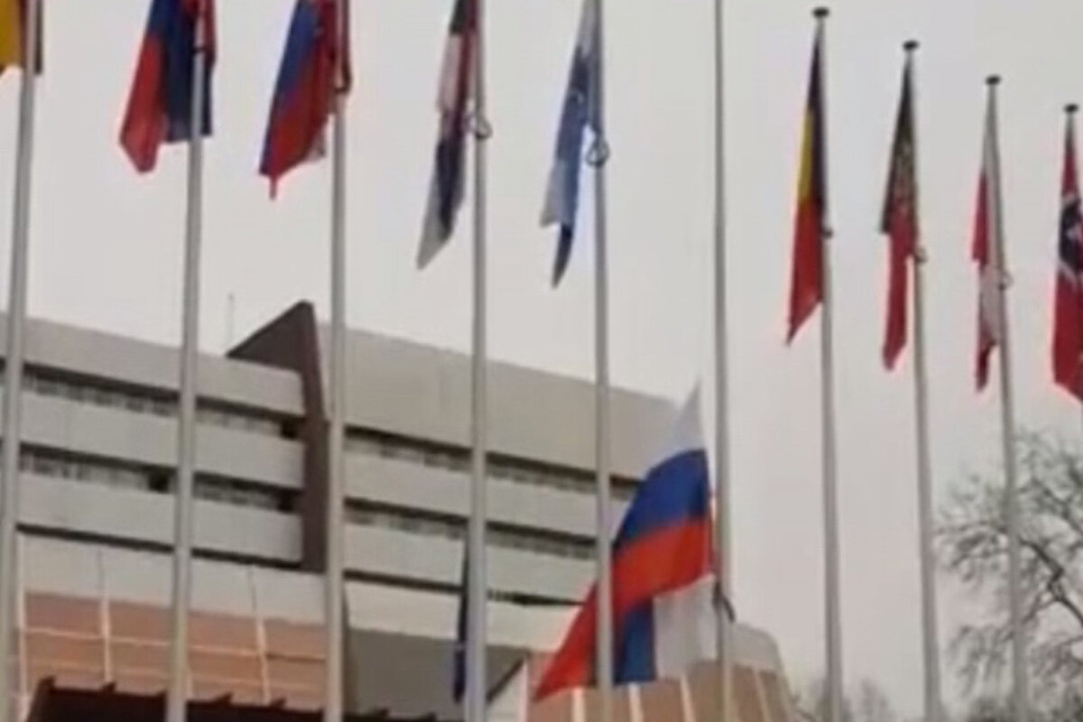 спуск флага РФ перед зданием Совета Европы