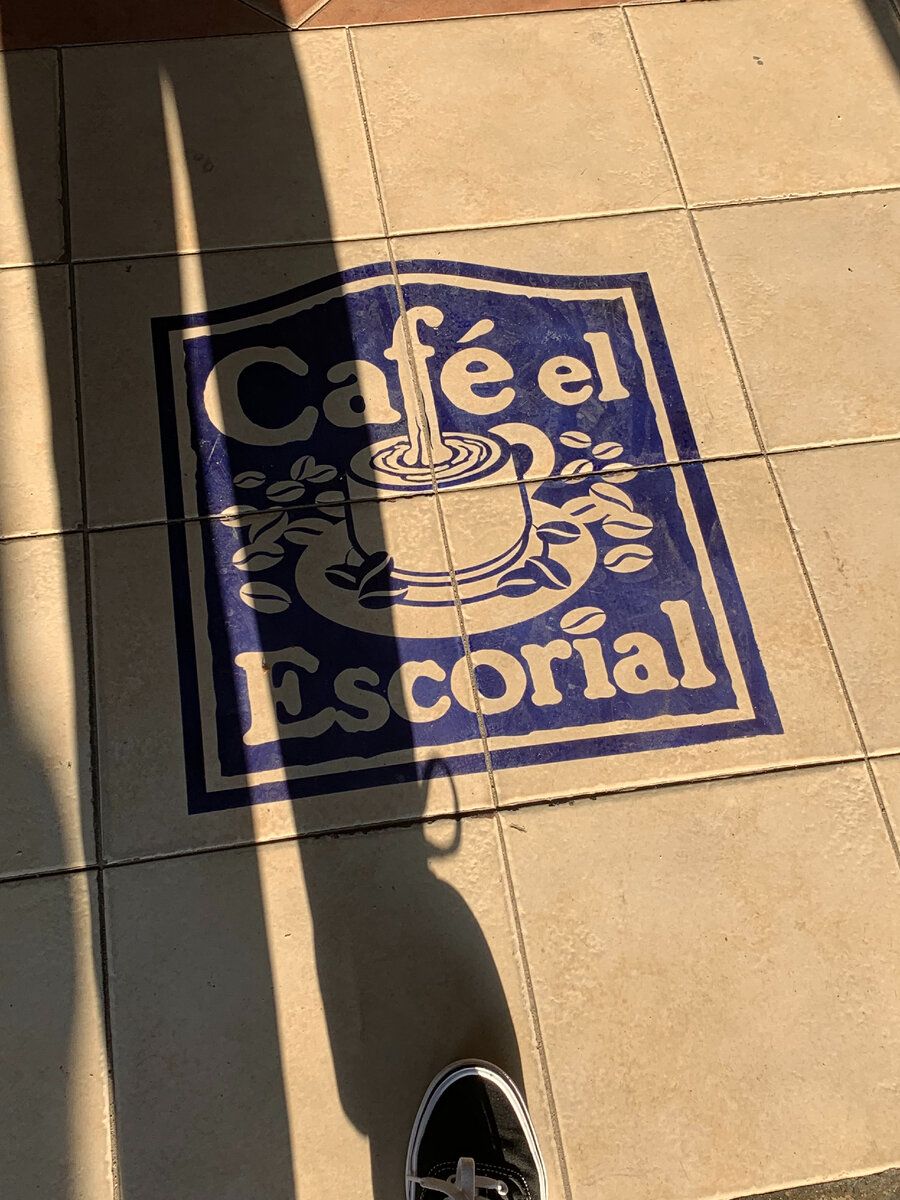 Моя нога уже на входе в знаменитую кофейню 