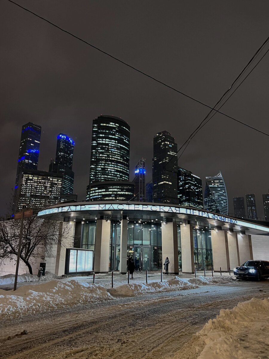 Новое здание мастерской Петра Фоменко - набережная Тараса Шевченко, дом 29. Пять минут ходьбы от станции метро «Кутузовская». 