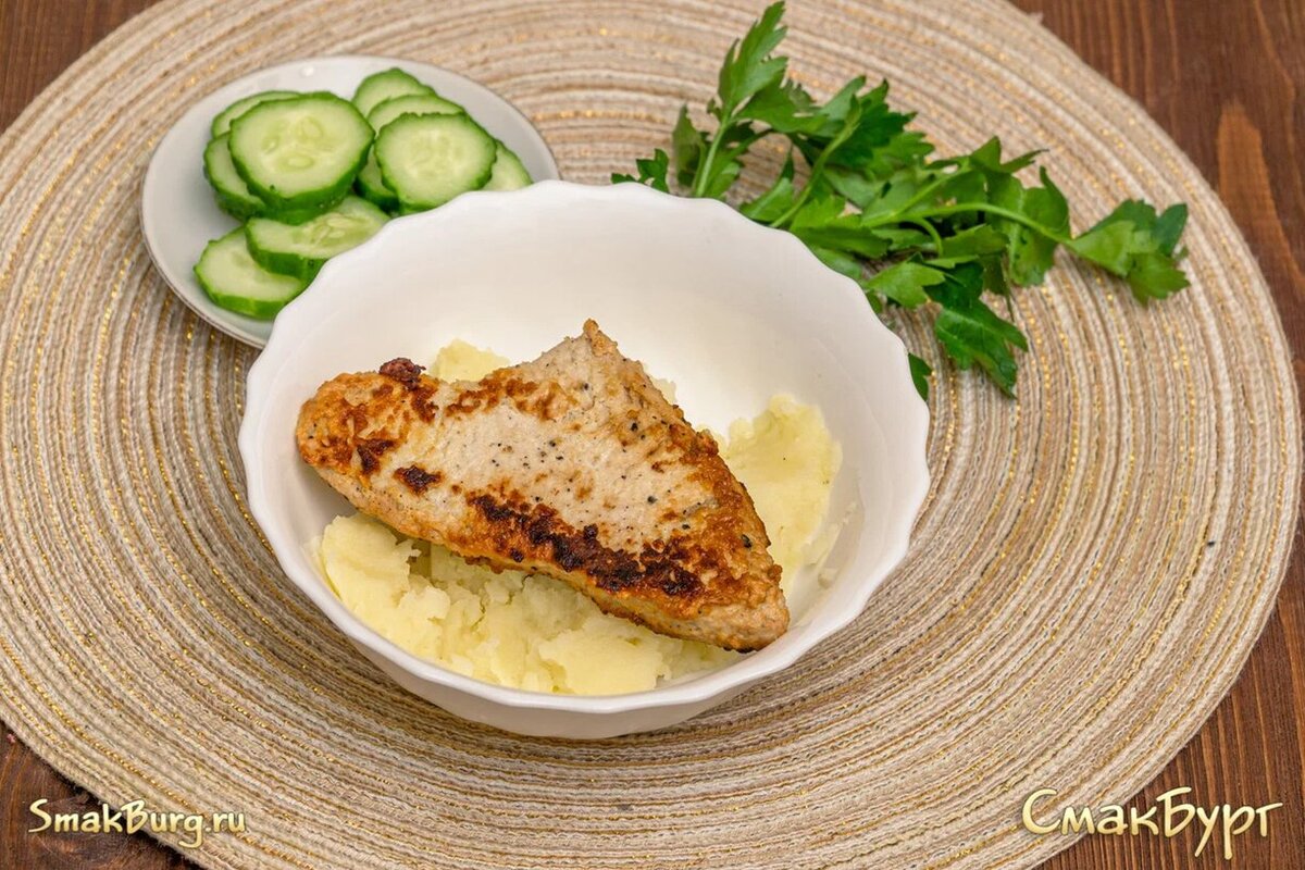 Вариант подачи готового блюда - вкуснейгая индейка с картофельным пюре. Угощайтесь, друзья!