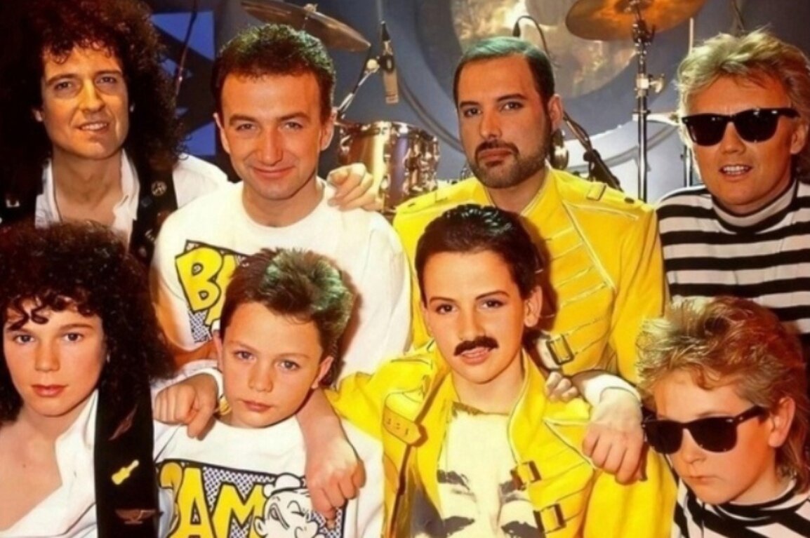 Группа Queen со своими "двойниками". Яндекс-Картинки.