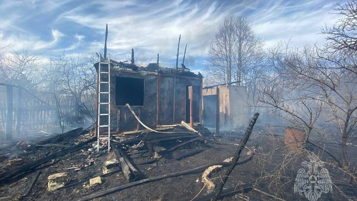     Садовый дом сгорел во время пала сухой травы в городском округе Арзамаса утром 17 апреля. О происшествии сообщили в ГУ МЧС по Нижегородской области.