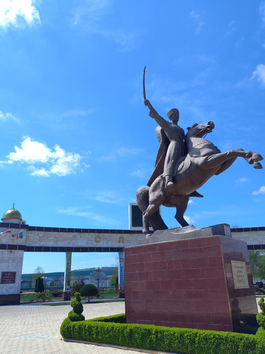 Памятник Мавлиду Висаитову