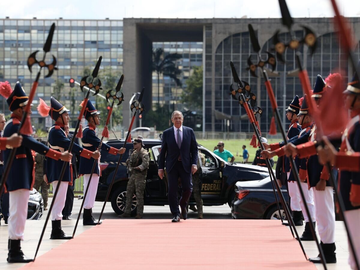    Министр иностранных дел РФ Сергей Лавров перед встречей с министром иностранных дел Бразилии Мауро Виейром в Бразилии© Пресс-служба МИД РФ