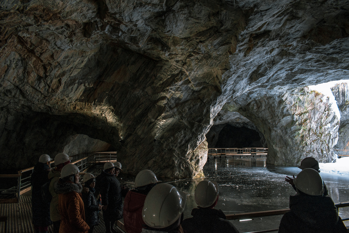 Мраморные колонны и подземное озеро