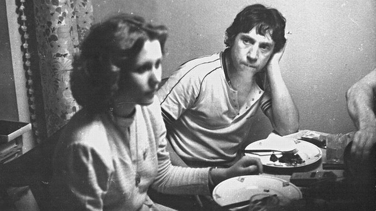 В. Высоцкий и О. Афанасьева у друзей