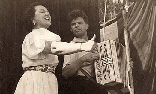 Сазонова была первой исполнительницей песни из фильма «Стою на полустаночке»