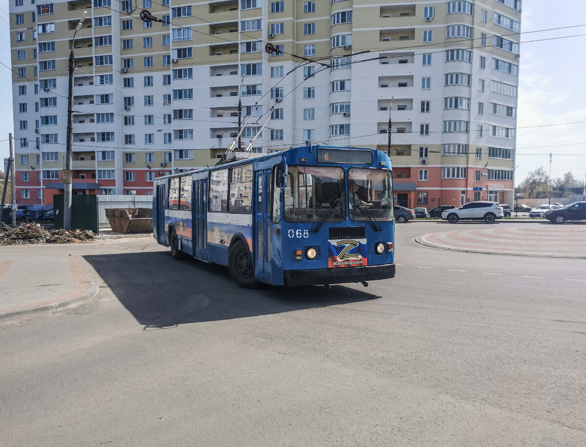 Троллейбус № 068 ЗиУ-682г на разворотном кольце на улице Максима Горького. Троллейбус отправляется в сторону автовокзала. Фотография сделана 16 апреля 2023 года.