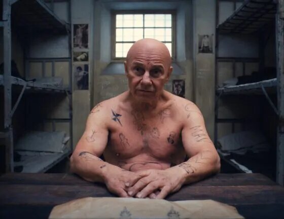 Разговоры о психотерапии вызывают уж меня желание цыкать зубом и, пряча окурок в кулаке, хриплым голосом выдавать что-то типа "шестерик оттянул, от звонка до звонка, на усиленном режиме". 
Одной только личной терапии часов шестьсот с лишним набежало, плюс групповая. Учёбы три года, потом клиенты потихоньку начались, супервизии… " Чудом, чудом ушли… " Эпическая вышла история. 

Сказать, что жалею - нет. Ничего лучше я придумать не смог на тот момент, и оно мне реально помогло. А в паре-тройке мест даже и спасло. Но продолжать эту историю и рекомендовать такое другим людям не могу. 

Уж больно хорошо я на тамошней "кухне" погулял, насмотрелся. Мой случай - классическая "ошибка выжившего", кто не в теме - загуглите, классная история, много где годится. Просто повезло. Ну, или помог кто-то, из " сверху".

Я предлагаю желающим делать то же, что практикую сам. И все свои идеи в первую очередь на себе и проверяю. Принцип у меня такой. А когда проповедуют одно, а исповедуют другое - это на мой вкус неправильно. И чревато нехорошим для всех участников такой истории. 

Рано или поздно этот "зазор" прорвётся, и из него полезут "чудеса на виражах". Вроде создания маленьких уютных сект " за всё хорошее "... для отдельно взятых отцов/матерей-основателей.

Плюс ещё один момент есть. Все эти прекрасные люди оказывают влияние на других людей. С исключительно благими целями, разумеется. И у них даже получается. Только не очень понятно, какой ценой и кто эту цену платит. 

Отдельные вопросы, а как это потраченное восстанавливать и что будет, если это самое "оно" кончится? 

Ответа на первый вопрос у подавляющего большинства нет, отсюда - регулярные просмотры ответа на вопрос два. В виде феерически-причудливых диагнозов по медицине и "цирка с конями и кина с немцами" в быту и личной жизни, такого, что не всякому врагу пожелаю. Да и успехи клиентов тоже вызывают вопросы в случаях четырех из пяти примерно…

Спустя десять лет после завершения этой эпопеи у меня не осталось никого из той истории, с кем я бы хотел не то что дела вести, разговаривать. Все, кого я уважал и кому благодарен, сейчас, как по мне, "спасибо, не надо". И это печально. 

Что характерно, это всё - классика, с дипломами и международной сертификацией, не на шутку. 

Ещё пару лет назад я даже мог порекомендовать кого-то, сейчас "... короче, все умерли". 

Собираетесь в такое - будьте осторожны, что-то советовать не рискну. А если совсем край как надо - удачи вам и вовремя спрыгнуть. 
