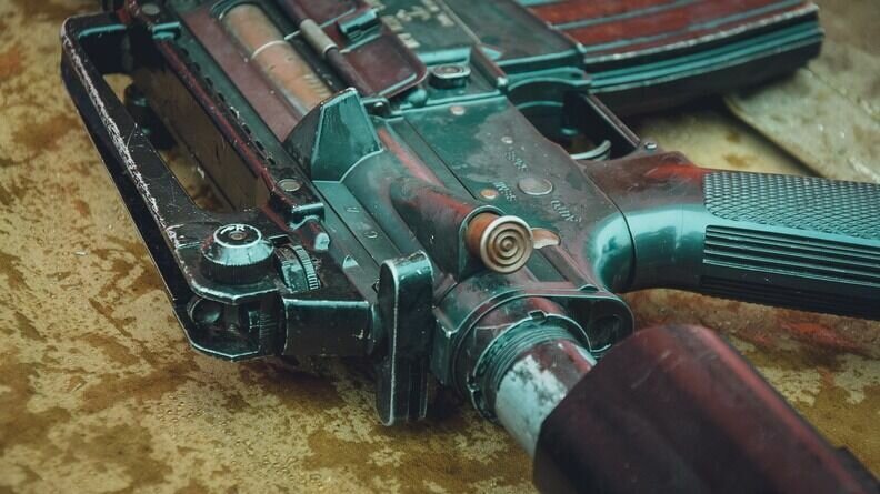     В Ростовской области задержали начальника полиции, пытавшегося вывезти оружие и боеприпасы из зоны СВО, пишут Telegram-каналы.