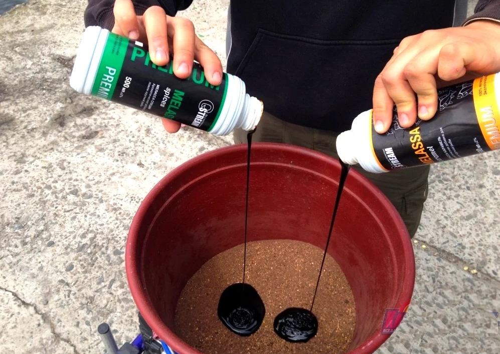 Добавление мелассы в прикормку. Источник фото sazanya-bukhta.ru