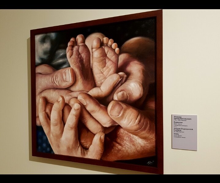 Зато в одиночестве ходила на выставки. Вот, например, понравилась картина. Для меня она о семейной поддержке, чего не было в реальной жизни.