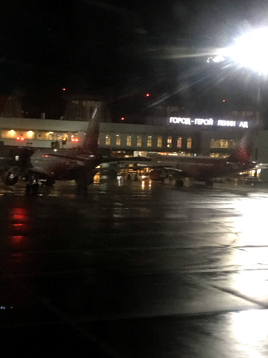 Просим прощения за качество фото, но мы не могли это не запечатлеть. Ленин ад - так себе встреча в Санкт-Петербурге))