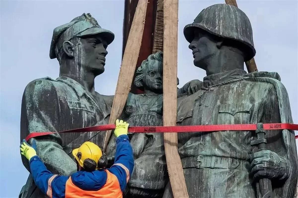 Демонтаж памятника Благодарности Красной армии. Фото: https://rossaprimavera.ru/article/b3e0202b