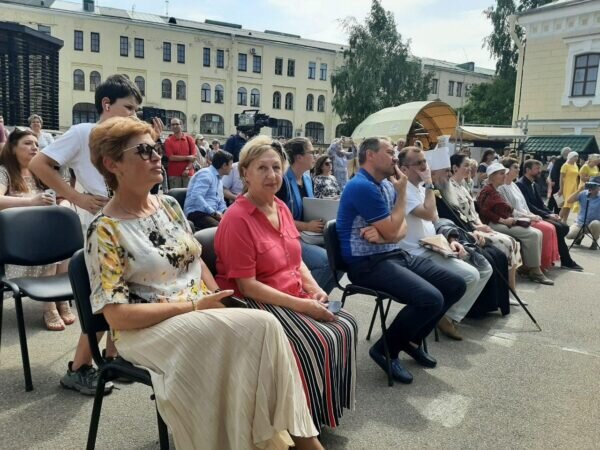 Генеральный директор АО «Большой Гостиный двор» Елена Коршунова, председатель совета директоров АО «БГД» Надежда Тушакова, спикер Заксобрания Петербурга Александр Бельский и вице-губернатор Петербурга Борис Пиотровский на открытии памятника Серафиму Вырицкому.