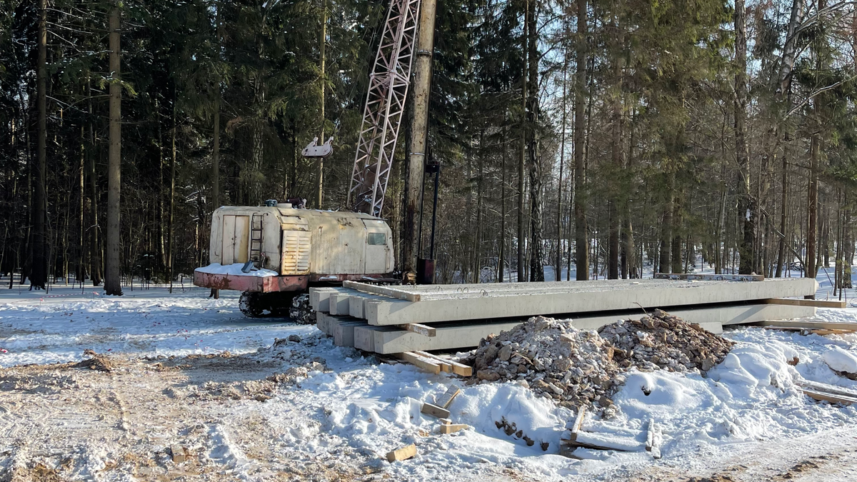 Строительство коттеджного поселка Sokolniki Park не останавливалось даже в морозы и самые снежные дни. Но весна и желание поскорее встретиться с первыми жильцами придали нам еще больше сил.