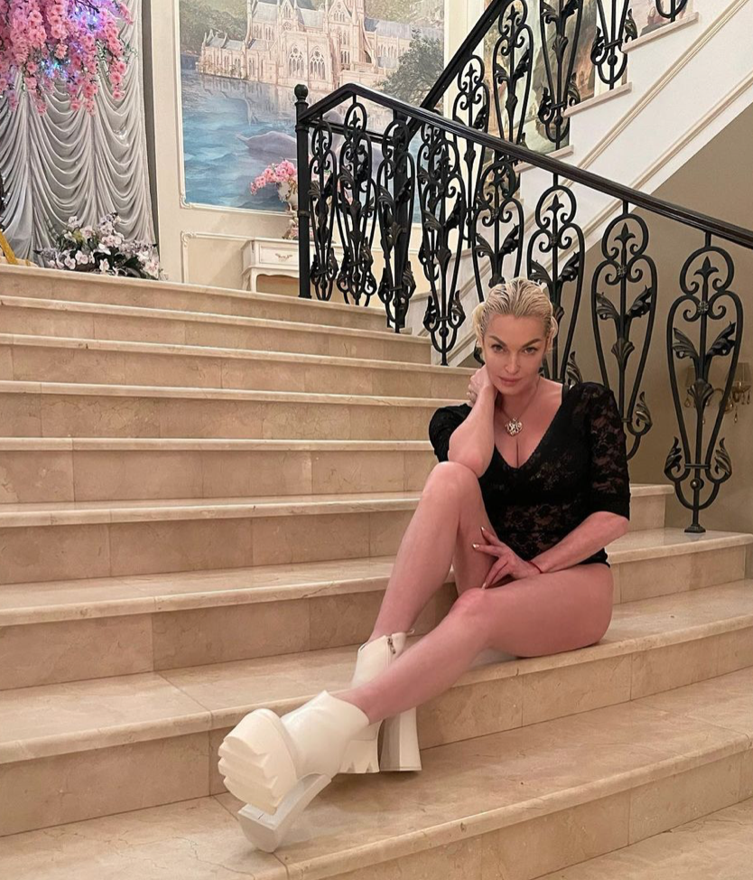 Волочкова подралась с украинцами. Волочкова подралась с украинками. Особняк волочковой. Зарубежный блогер который прикалывается над женой. Волочкова скандалит в самолете.