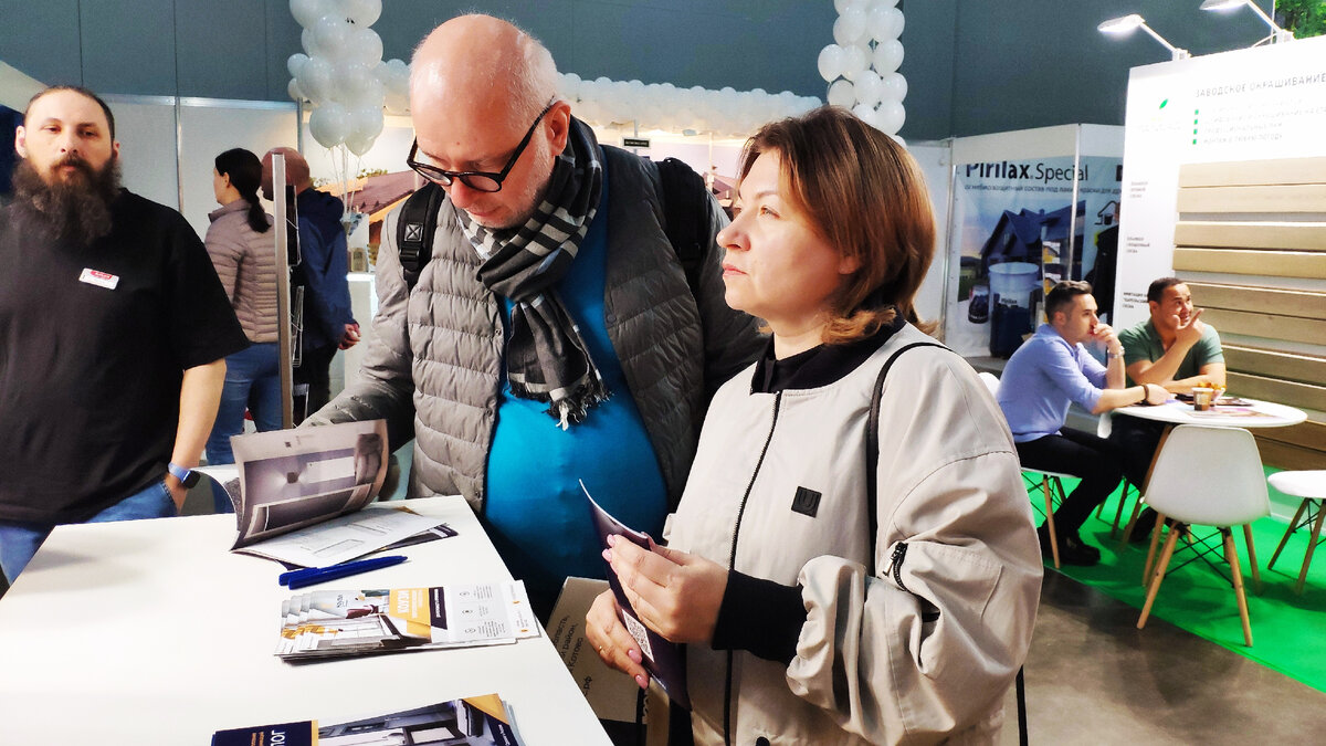 Специалисты компании РускомСтрой осматривают экспозицию