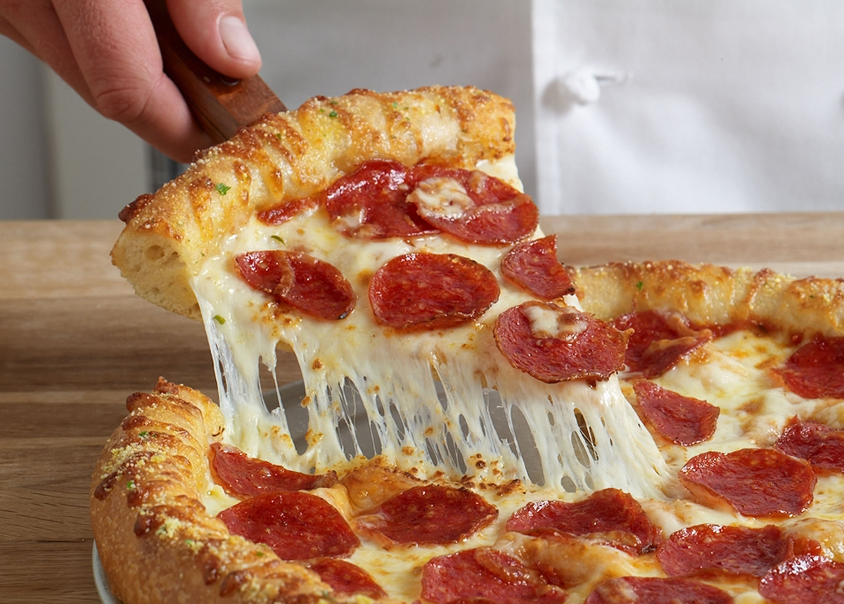 3 кусочка пиццы. Пицца пеперони Доминос. Пицца сырная пареррони. Пицца пепперони сырная. Пицца Матадор Пиццерони.