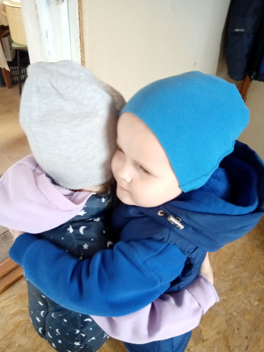 На заднем плане можно увидеть, что ремонт идёт в самом разгаре.