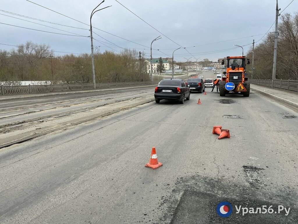    В Орске начался ямочный ремонт на Гагаринском путепроводе, чьи повреждения мешали водителям