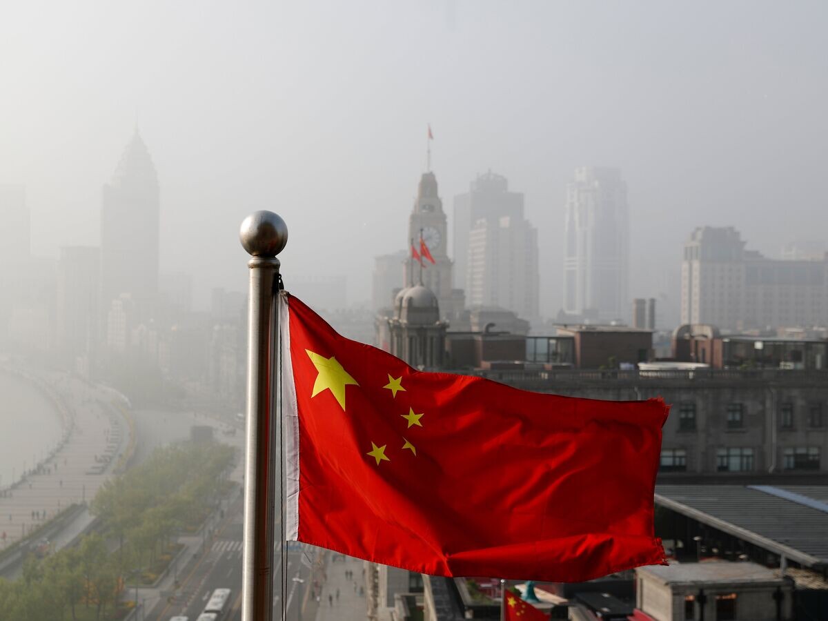    Флаг Китая развевается над офисными зданиями в Шанхае© AP Photo / Andy Wong, File
