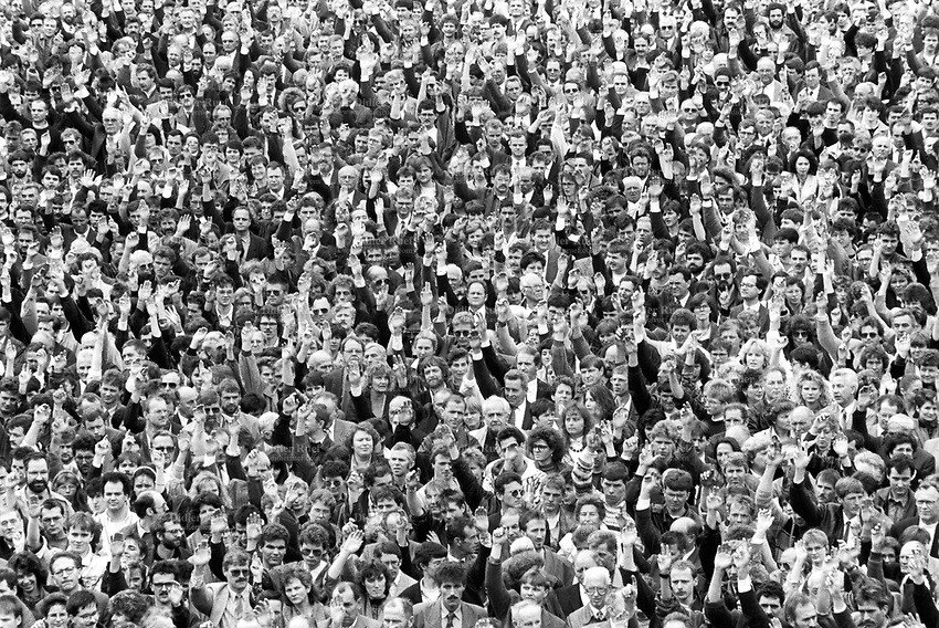 Основная масса людей проживает. Много людей. Человек толпы. Толпа народа. Множество людей.