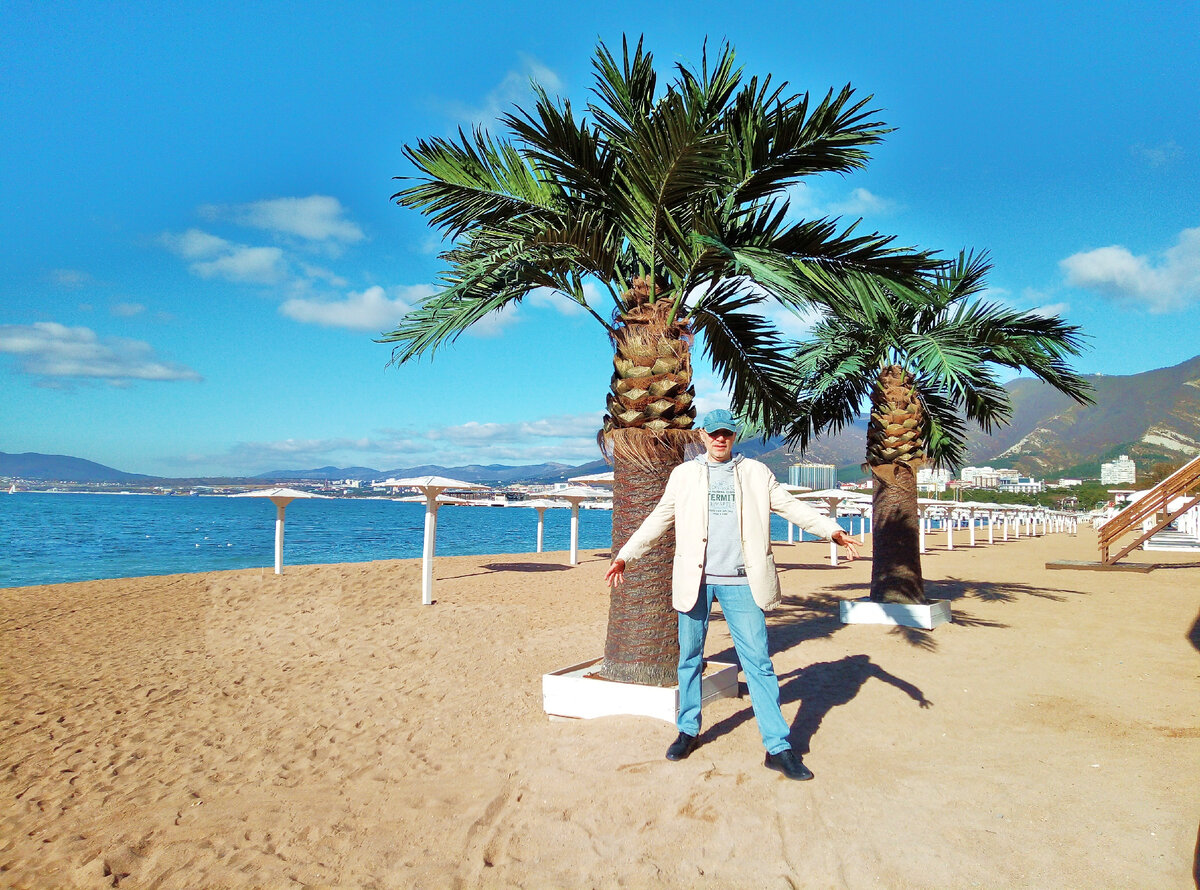 Михаил Лекс, автор рассказа и канала. Чёрное море, Геленджик, городской пляж, центр