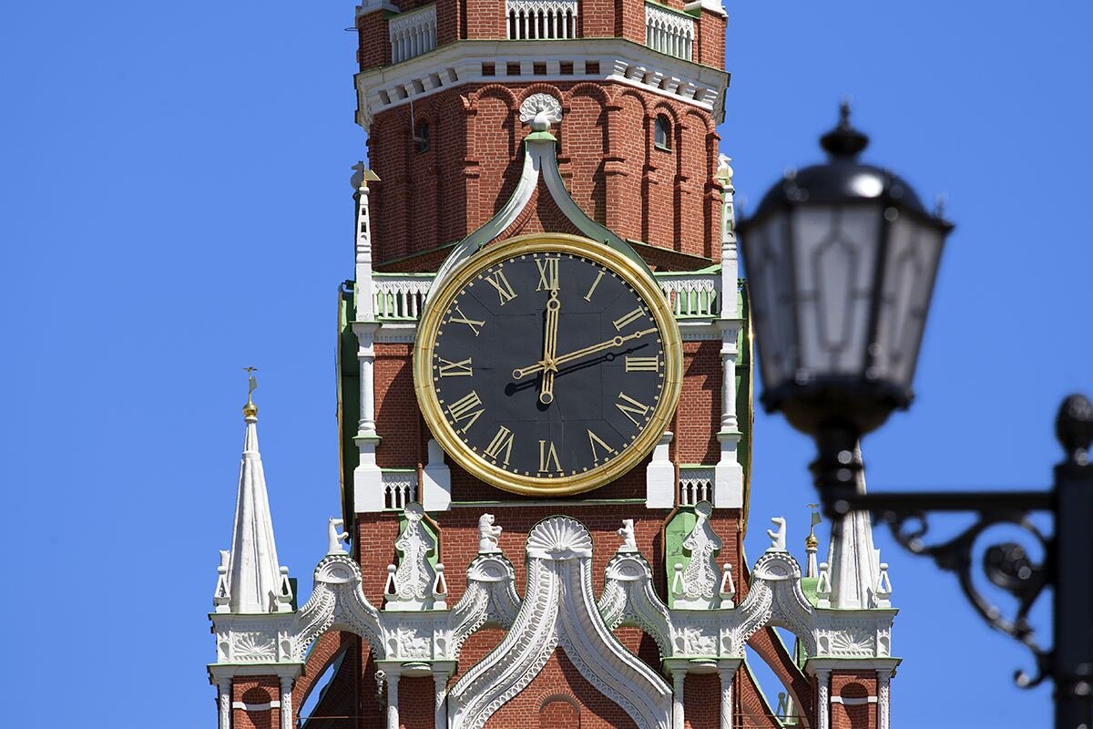 Куранты на Спасской башне Московского Кремля 12 часов