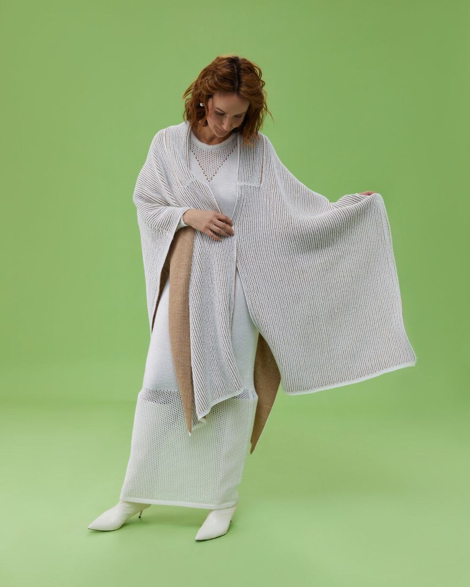 На модели: платье-сетка и пончо двухцветное PREGNANT LYNA+