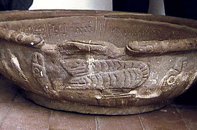 Чаша Фуэнте Магна (керамика, диаметр около 1.5 м) найденная близ озера Титикака в Андах, с предположительно прото-шумерской клинописью на внутренней поверхности (из статьи Википедии «Чаша Фуэнте магна», https://files.abovetopsecret.com/files/img/lq53a55934.jpg)