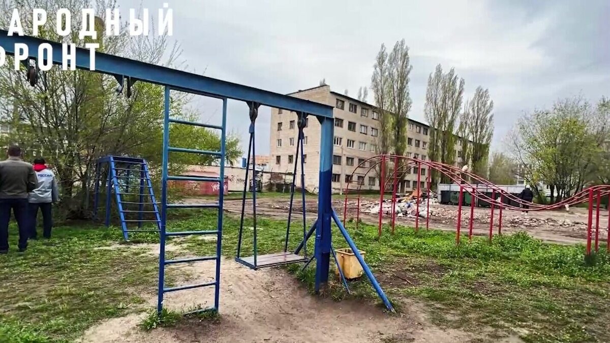     Активисты ОНФ потребовали от властей убрать опасные горки и качели в одном из дворов в Камышине Волгоградской области. Кроме того, они обратили внимание на мусор возле детской площадки.