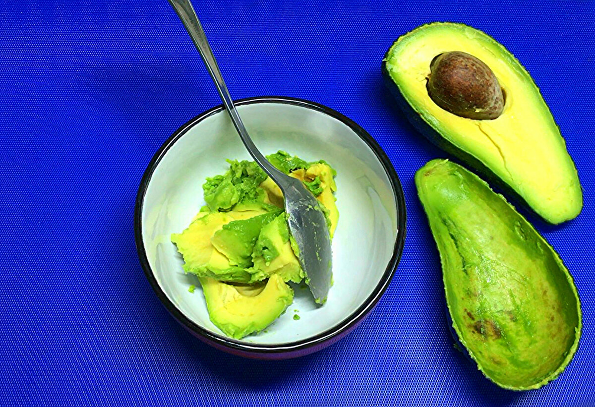 Авокадо как кушать правильно и с чем вкусно. Авокадо с чем его едят. Едят авокадо в сыром виде ?. Косточка от авокадо. Авокадо порезанный.