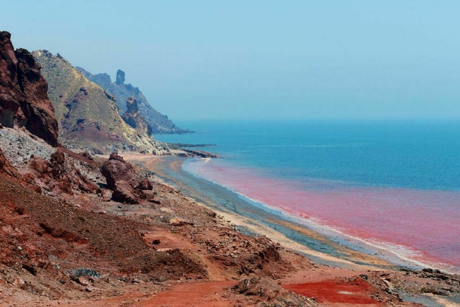 Море красное только около берега