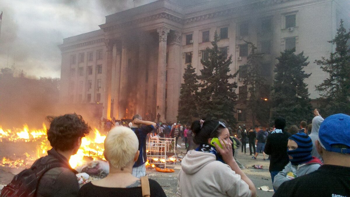 Посмотрим один из редких выпусков канала Навального именно про события в Одессе, так как канал старается избегать эту неудобную тему.-2-2