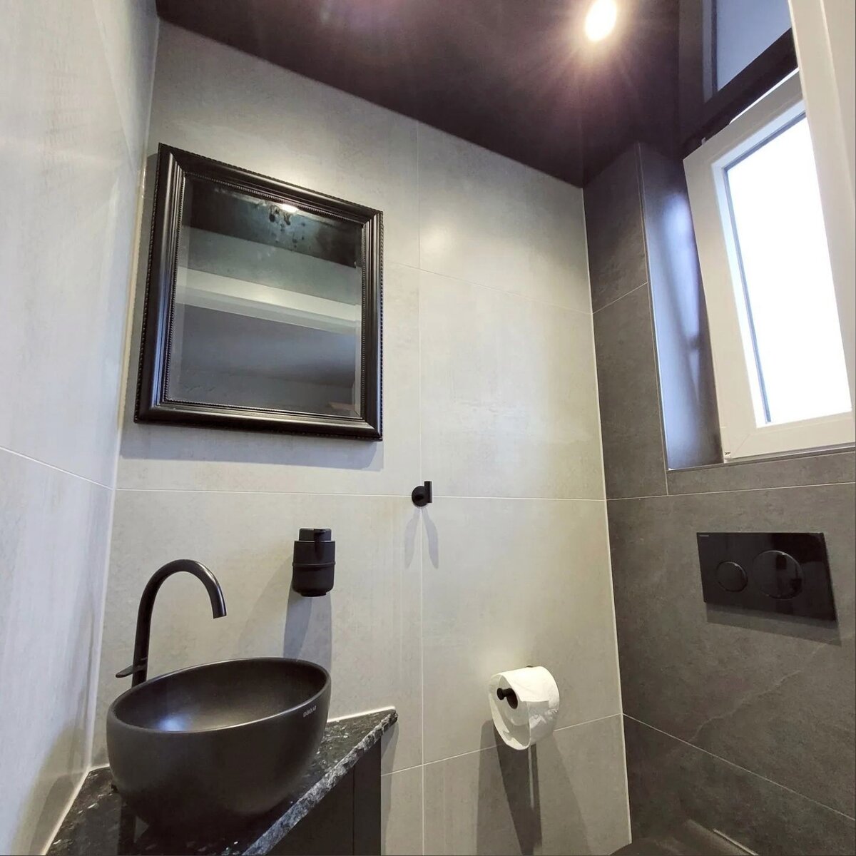 Вариант натяжного потолка в ванной (листайте карусель)