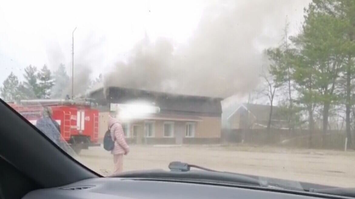     В пгт Кировский Кировского района Приморья загорелось отделение известного банка. Возле места происшествия собралось достаточно много зевак.