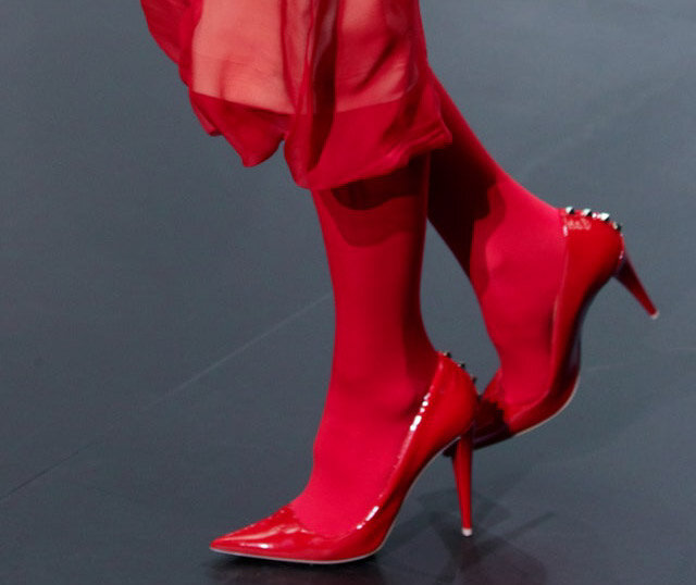 Красивые красные туфли