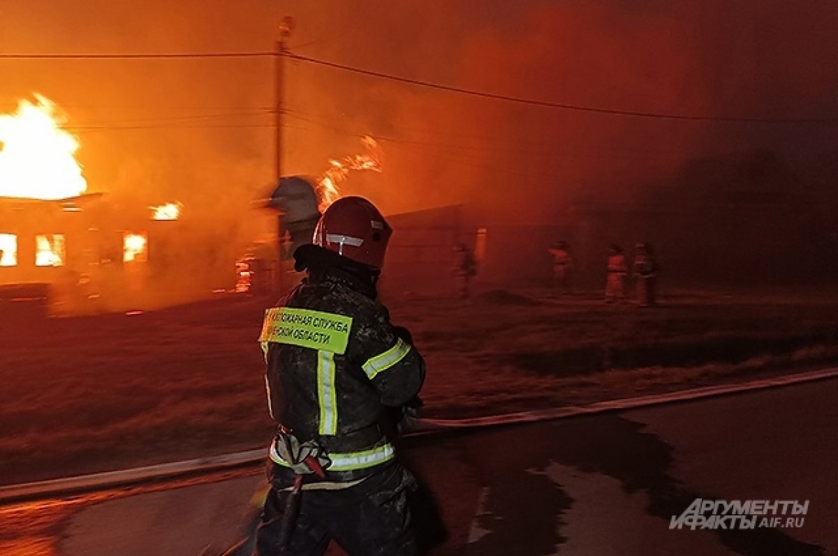    Огонь в Успенке Тюменского района переходит с одного дома на другой