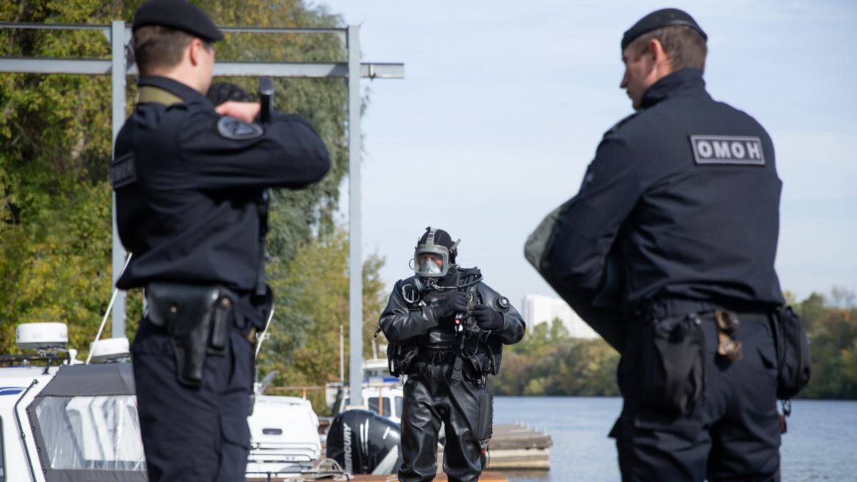    Сотрудники столичного Отряда мобильного особого назначения на транспорте «Меч» (слева направо) Андрей Муратов, Дмитрий Семенов и Илья Агарков проводят очередную тренировку и отрабатывают условное спасение заложников / Фото: Пресс-служба Росгвардии