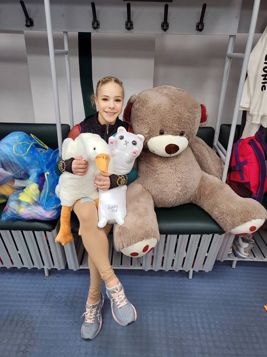 Вероника Яметова с подарками от болельщиков. Фото из открытых источников.