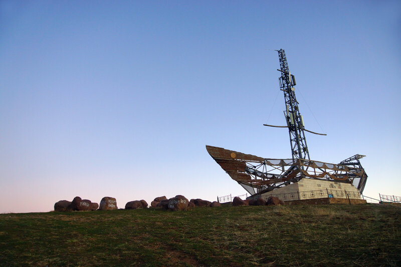 Судя по сотовой вышке, стилизованной под мачту корабля, ковчег выполняет ещё и вполне утилитарную функцию - снабжает связью окружающие деревни. Внутри каменного постамента расположено оборудование: слышно гудение трансформаторов и кондиционеров.