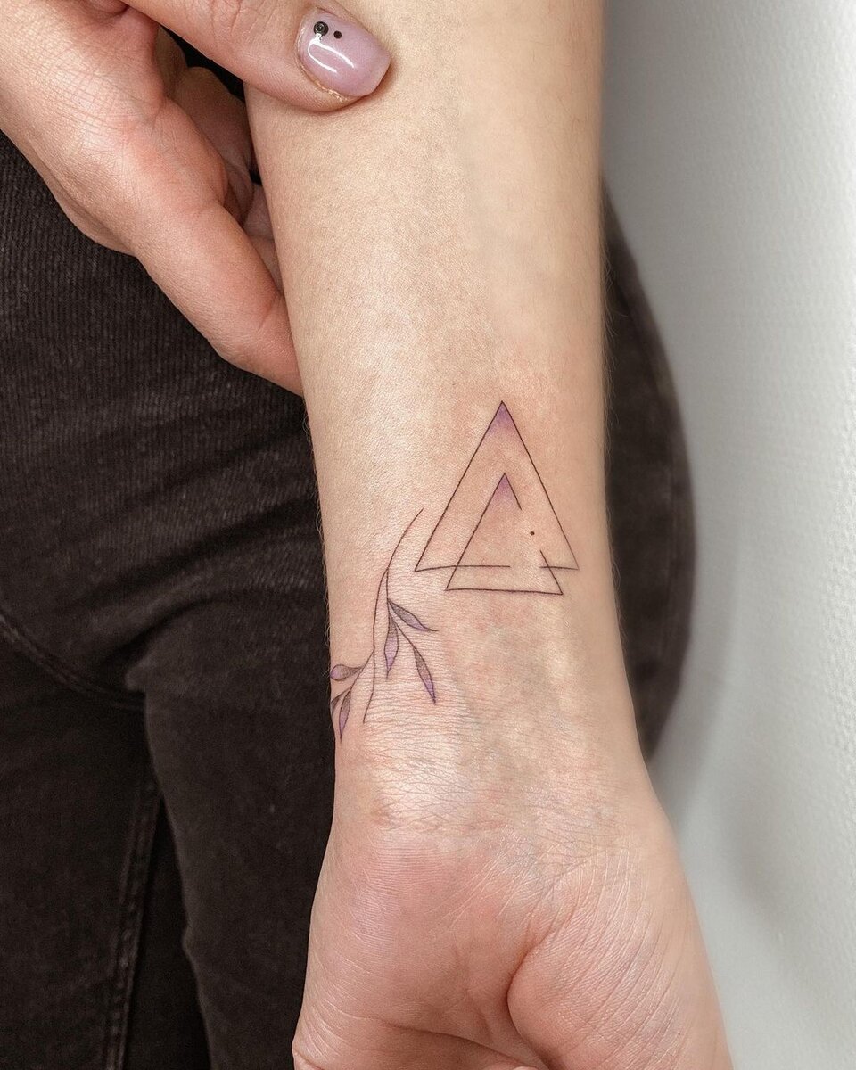 Что значит тату треугольник. Маленькие тату треугольники. Геометрические тату. Тату треугольник. Татуировка треугольник на руке.