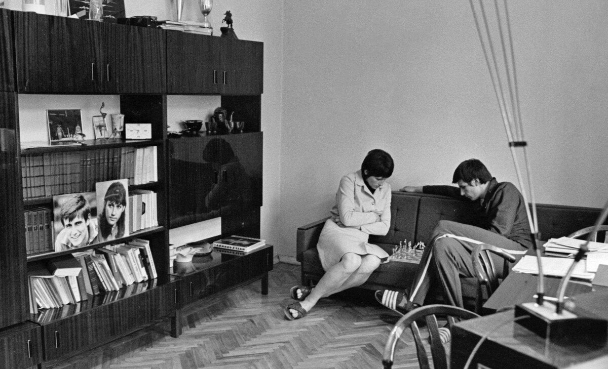      Образцовая семья в своей квартире.