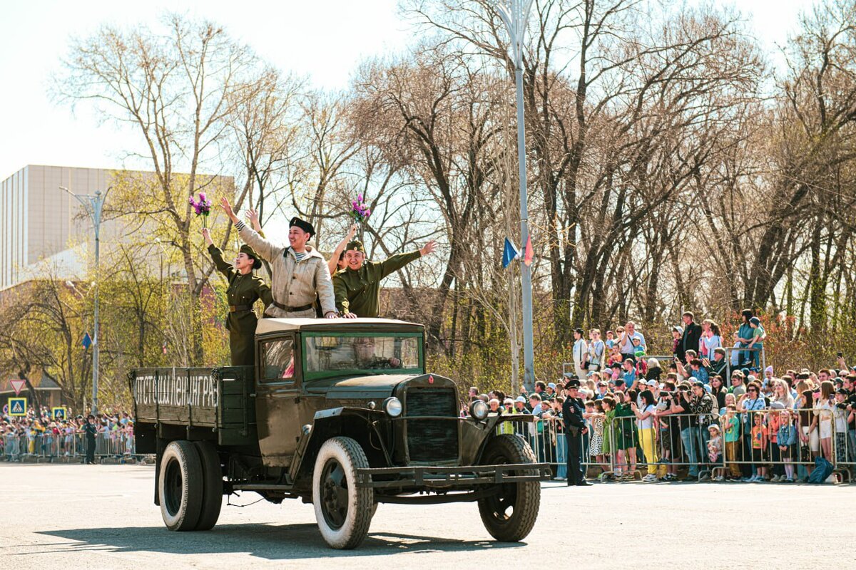 С советская хакасия. Парад Победы Абакан. Парад 9 мая Абакан. С днём Победы 9 мая Слава победителям. Абакан день Победы салют 2023.